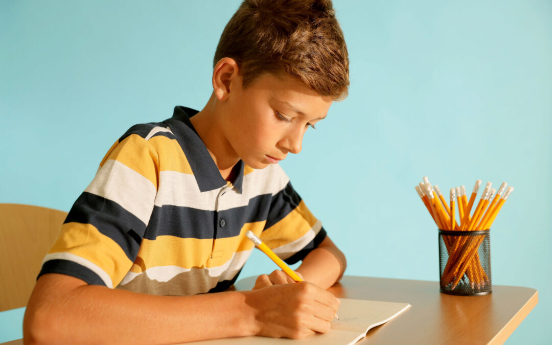 Enfant TDAH : pourquoi il peine à écrire, dessiner et organiser son travail écrit?