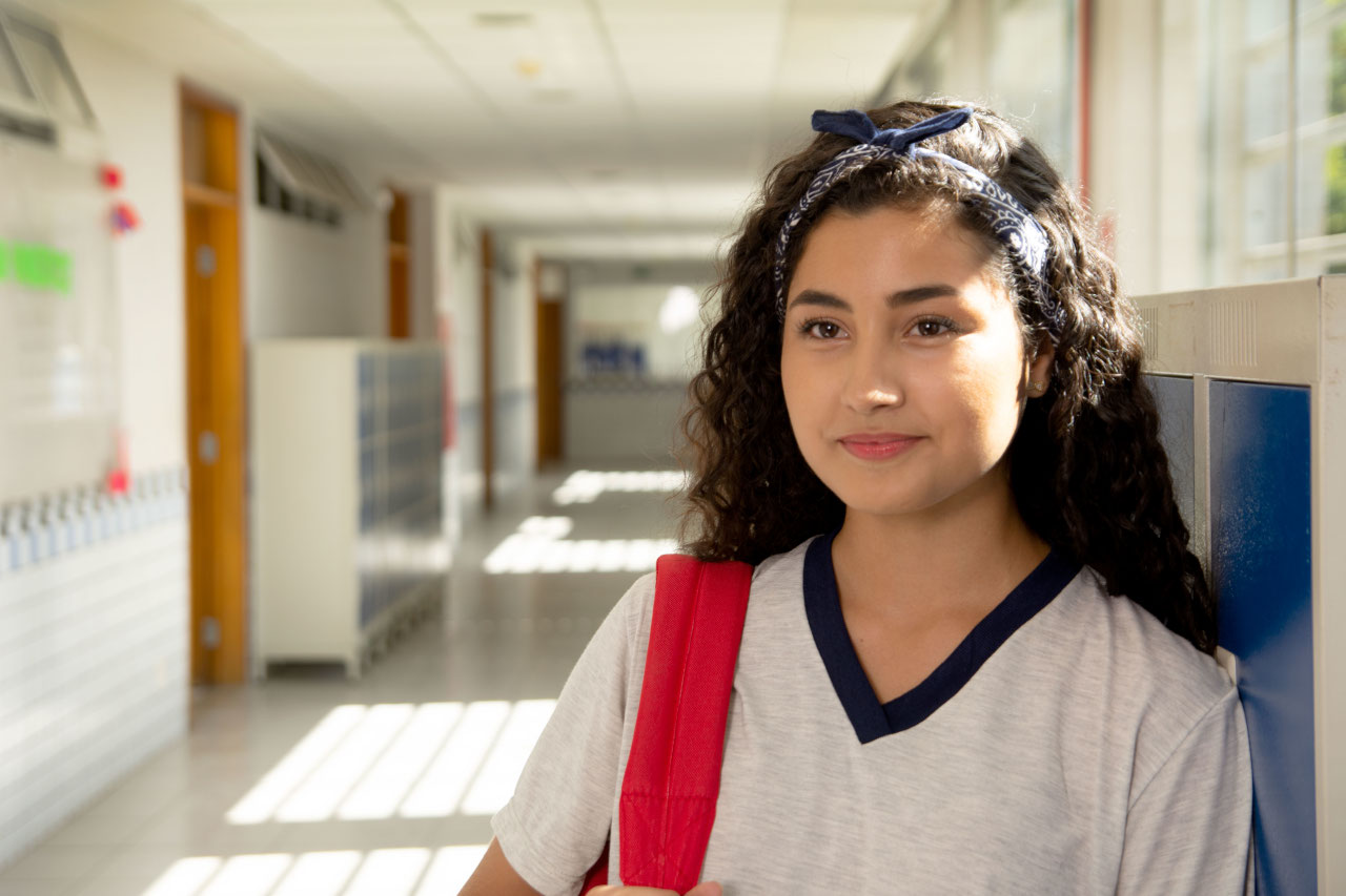adolescente dans le couloir de l'école