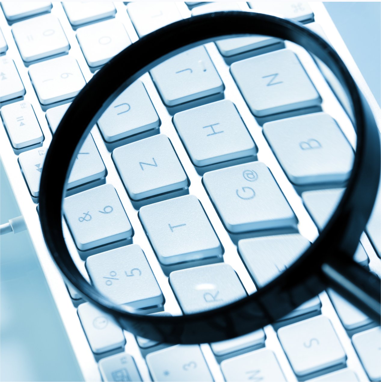 clavier derrière une loupe
