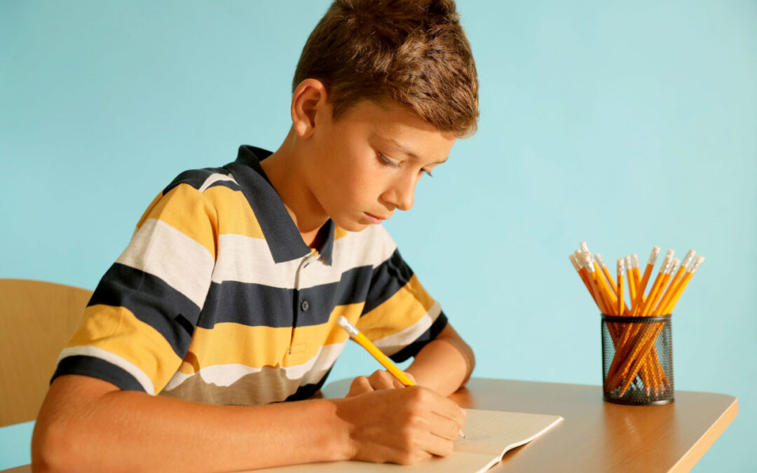 Enfant TDAH : pourquoi il peine à écrire, dessiner et organiser son travail écrit?