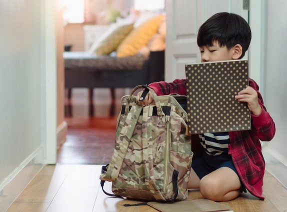 Pourquoi les enfants dyspraxiques peinent à ranger leur chambre ou leur cartable ?