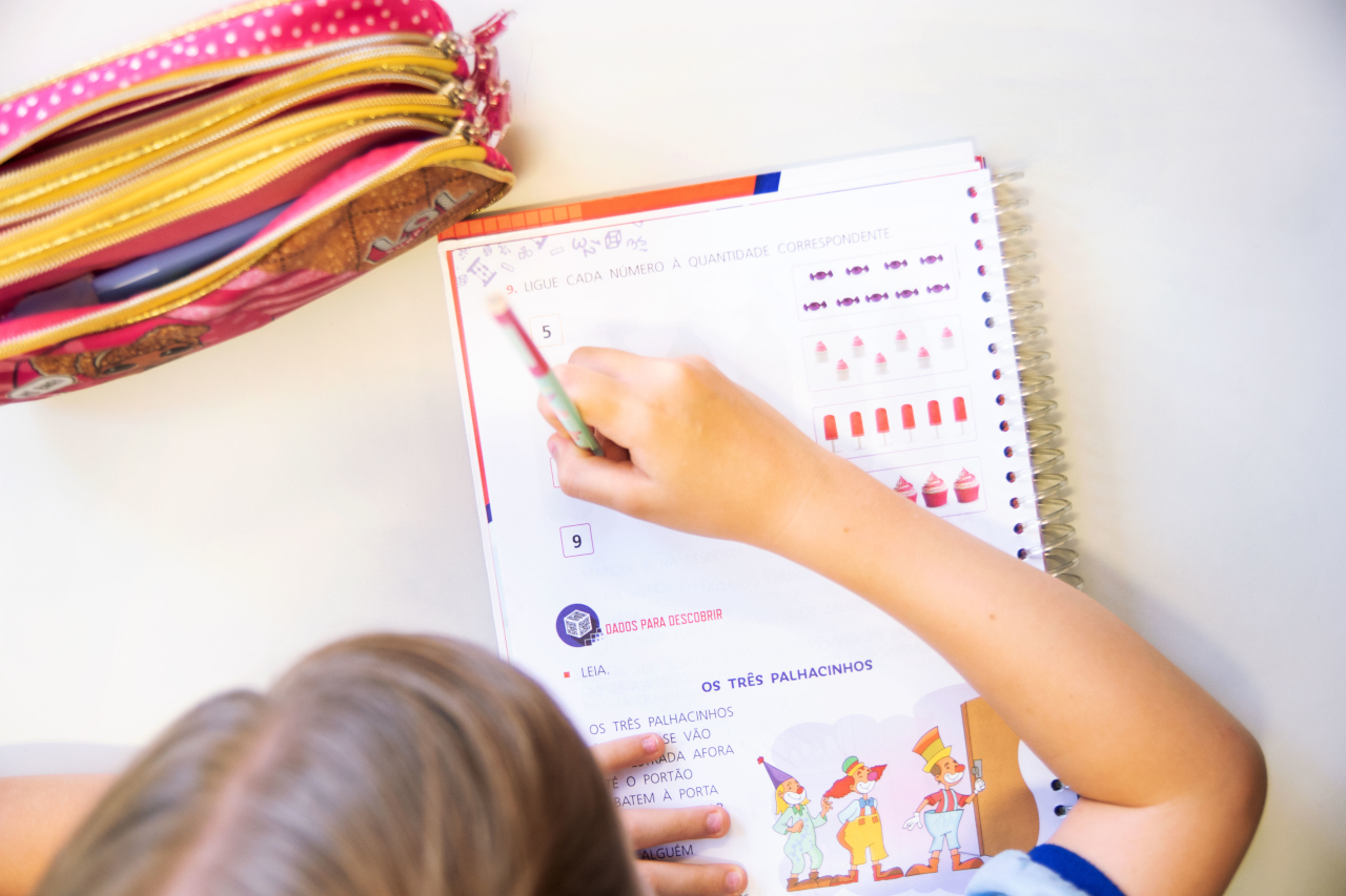 Enfant qui apprend ses tables de multiplication