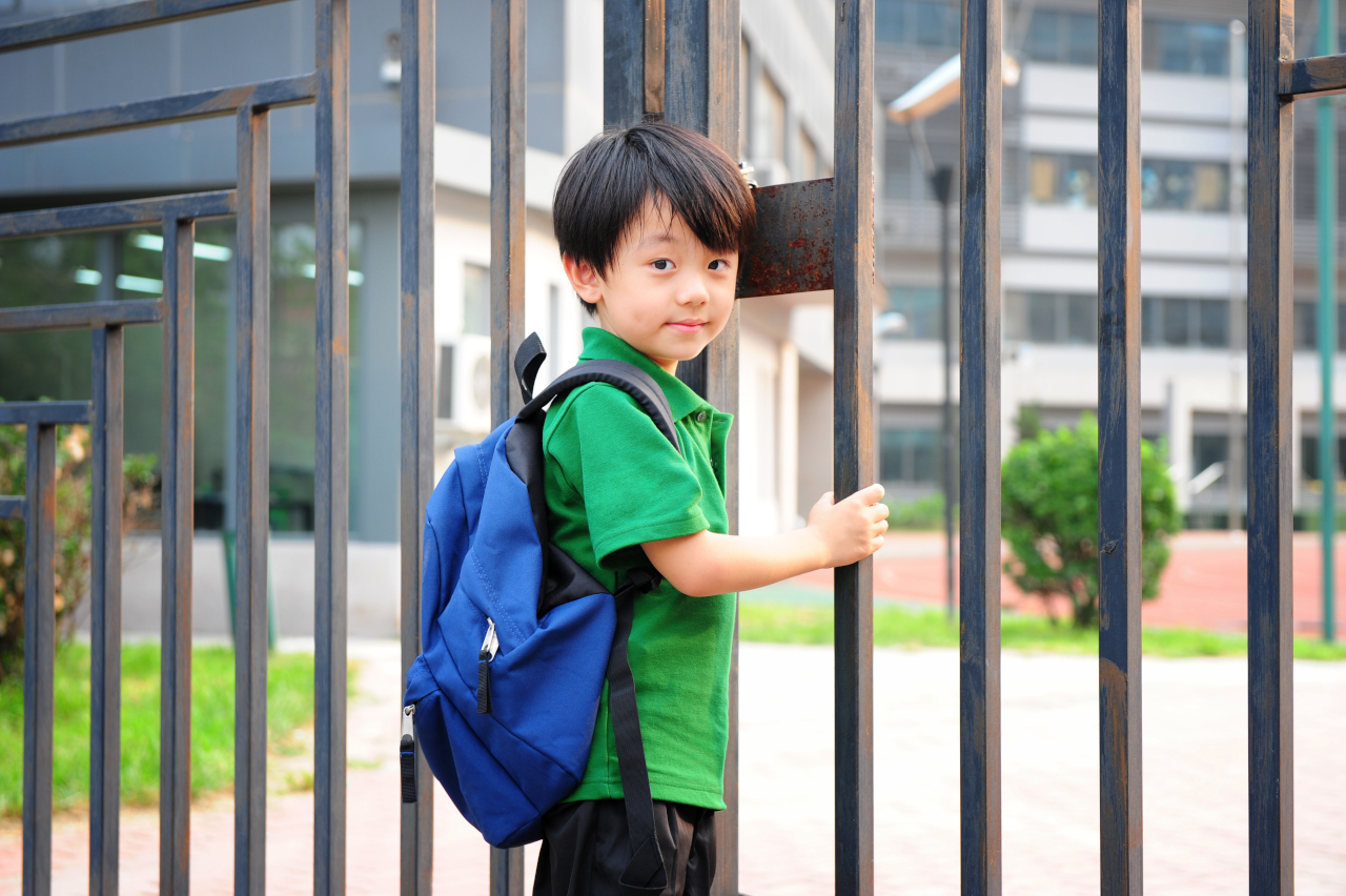 enfant prêt pour sa rentrée scolaire