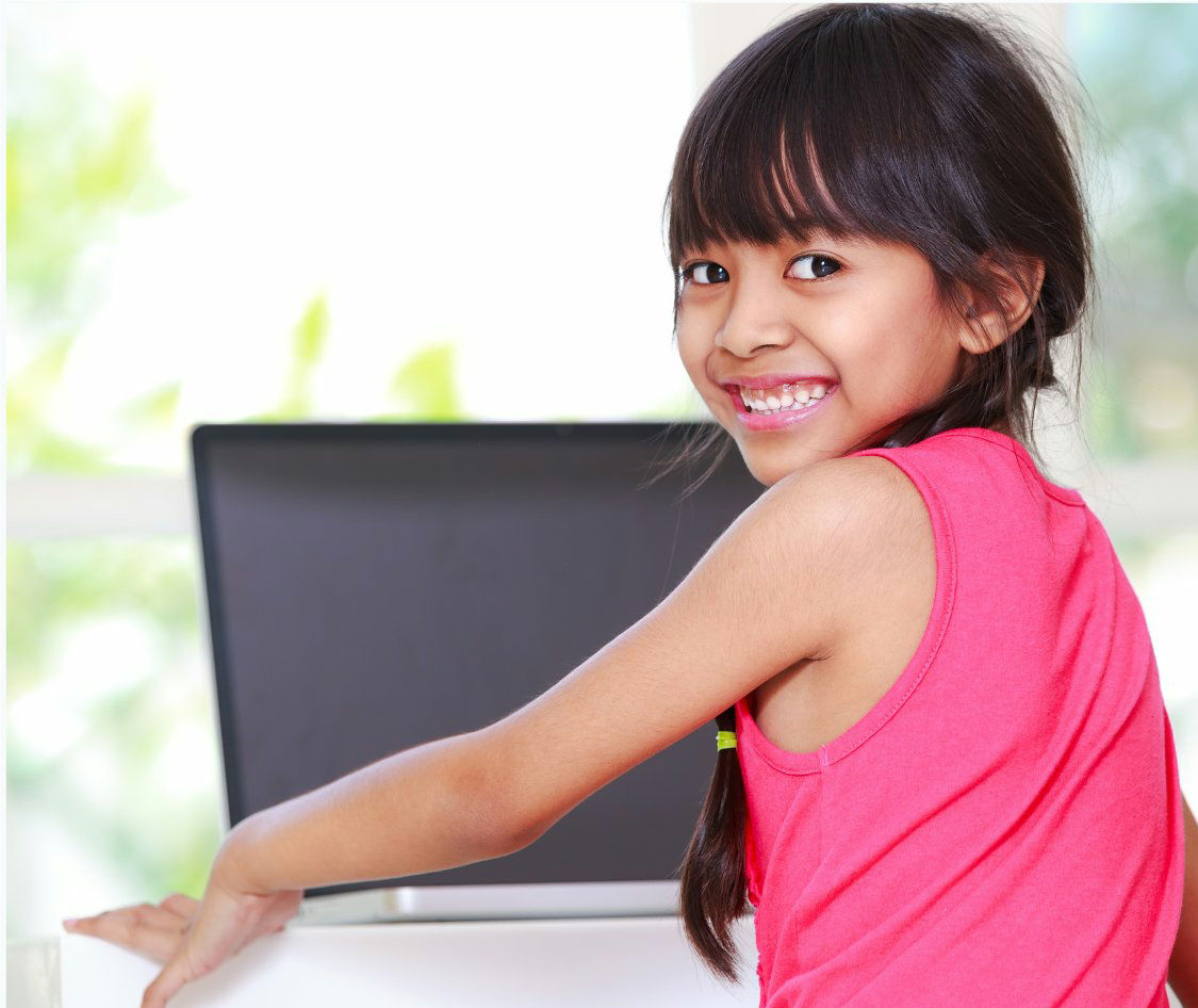 enfant sur ordinateur