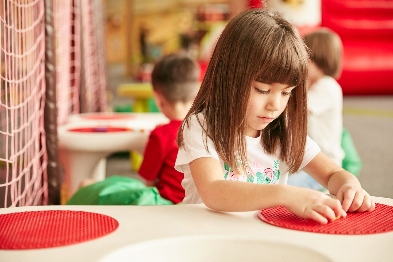 Enfant jouant en classe