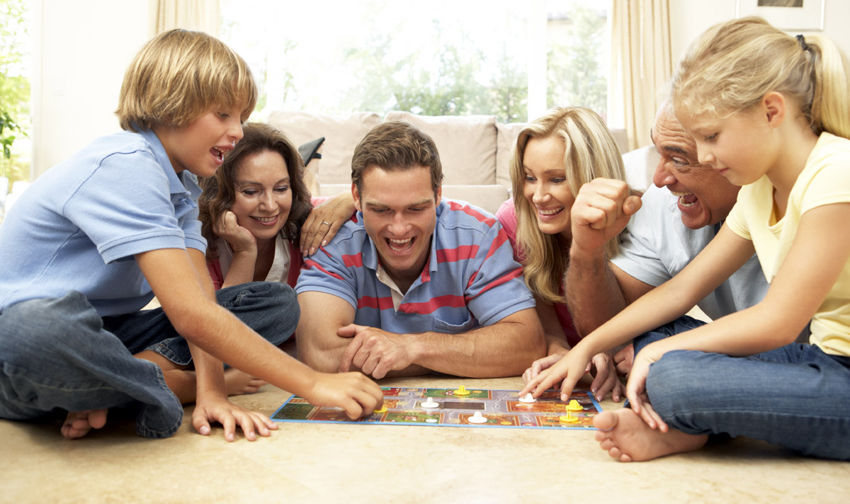 Famille jouant à un jeu de société