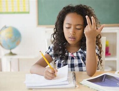 Enfant comptant sur ses doigts