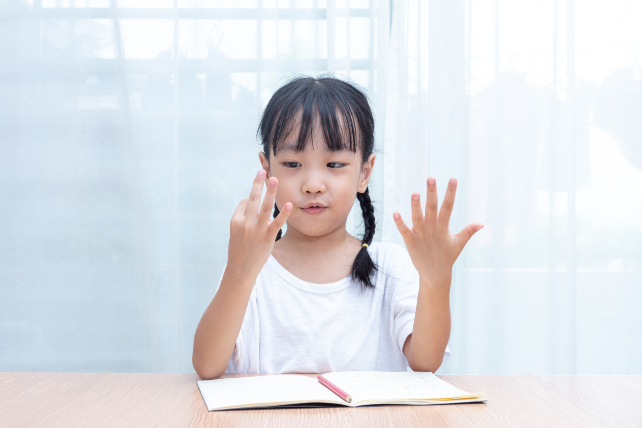 enfant comptant sur ses doigts